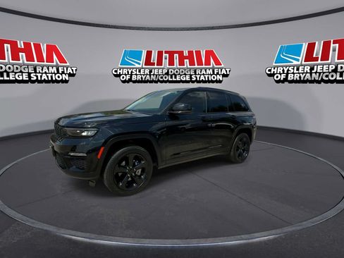 Used 2023 Jeep Grand Cherokee Limited w/ Black Appearance Package AWD/4WD image 4