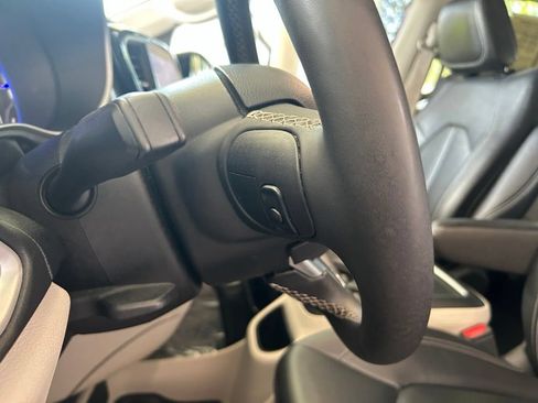 Used 2024 Chrysler Pacifica Touring-L FWD image 41