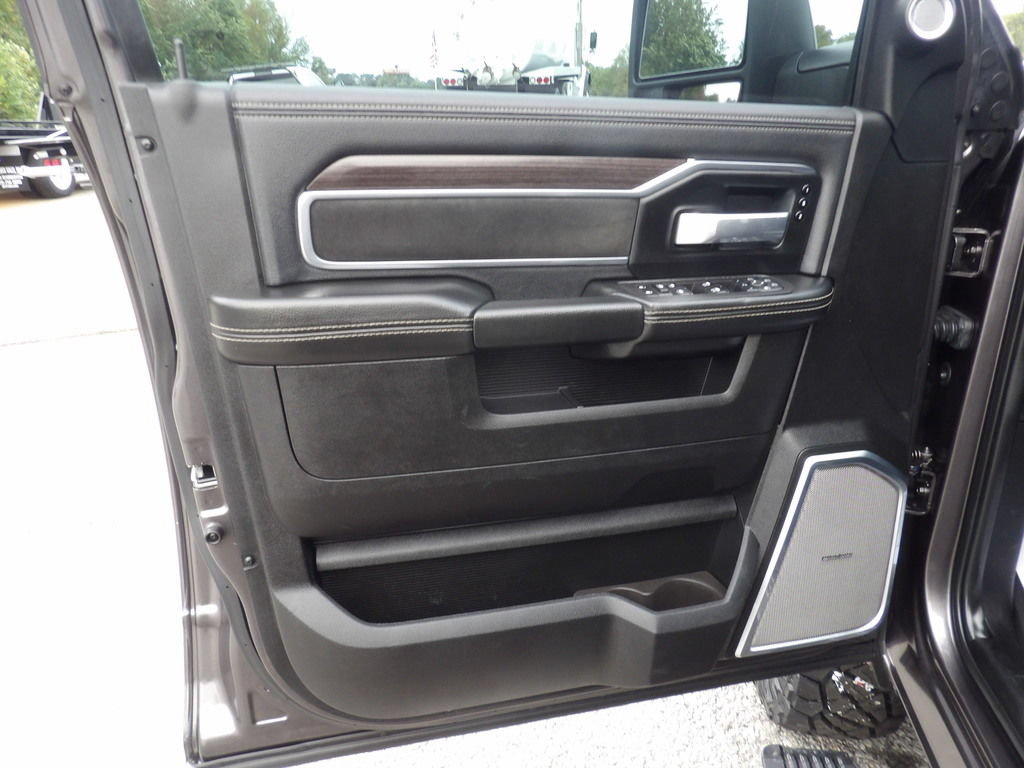 Used 2025 RAM 3500 Laramie AWD/4WD image 14