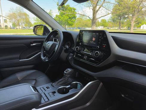 Used 2021 Toyota Highlander XLE AWD/4WD image 29