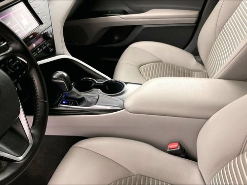 Used 2020 Toyota Camry SE FWD image 15