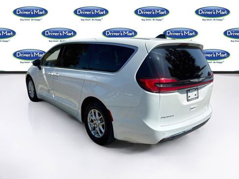 Used 2023 Chrysler Pacifica Touring-L FWD image 4