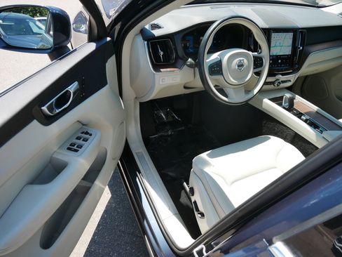 Used 2022 Volvo XC60 B5 Momentum AWD/4WD image 10