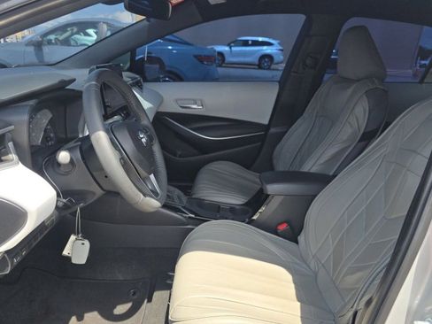 Used 2024 Toyota Corolla SE FWD image 3
