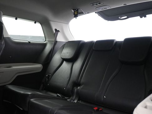 Used 2022 Kia Carnival EX image 15