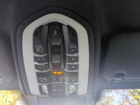 Used 2014 Porsche Cayenne Platinum Edition image 40