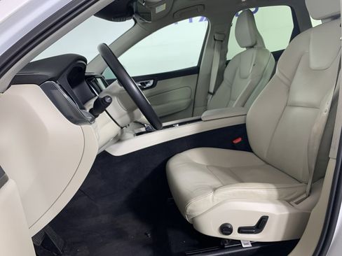 Used 2019 Volvo XC60 T5 Momentum w/ Premium Package image 15