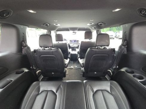Used 2022 Chrysler Pacifica Touring-L w/ S Appearance Package FWD image 13