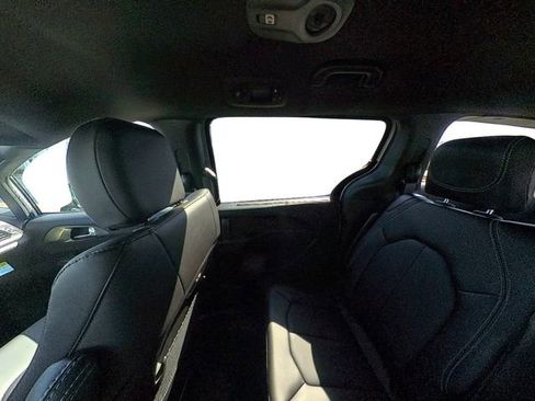 New 2026 Chrysler Pacifica Select AWD/4WD image 33