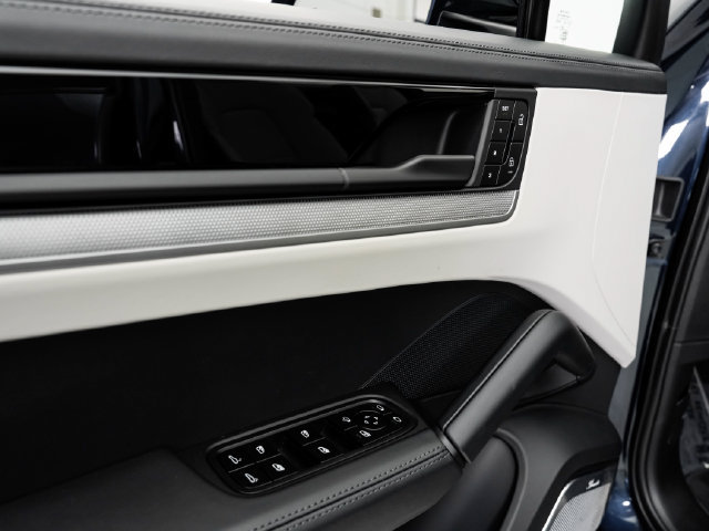 Certified 2026 Porsche Cayenne AWD/4WD image 10