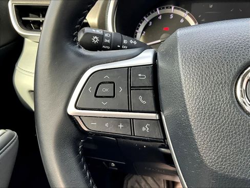 Used 2023 Toyota Highlander XLE image 24