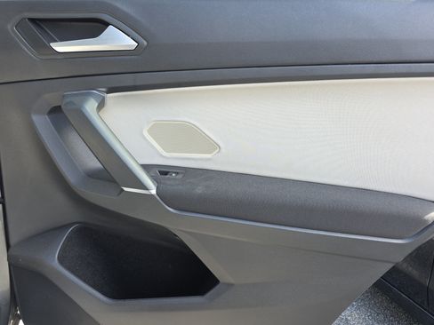 Used 2020 Volkswagen Tiguan S image 11