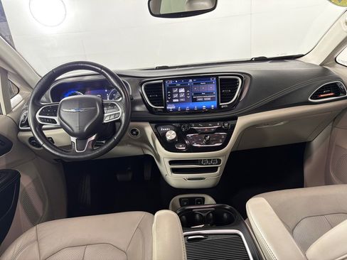 Used 2021 Chrysler Pacifica Touring-L FWD image 24