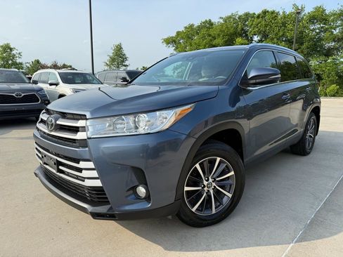 Used 2019 Toyota Highlander XLE AWD/4WD image 1