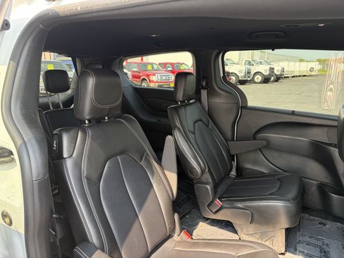 Used 2025 Chrysler Pacifica Select FWD image 11