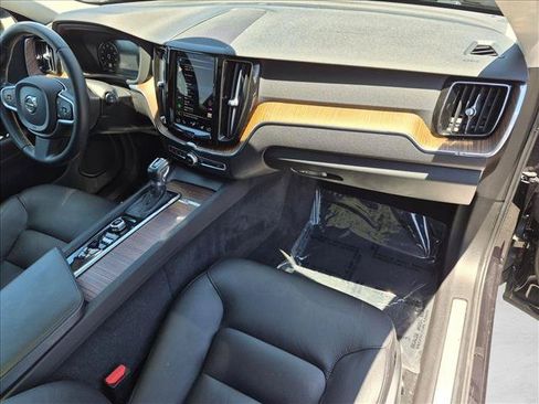 Used 2021 Volvo XC60 T5 Momentum w/ Premium Package AWD/4WD image 18