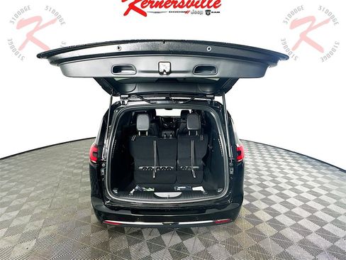 New 2026 Chrysler Pacifica Select image 16