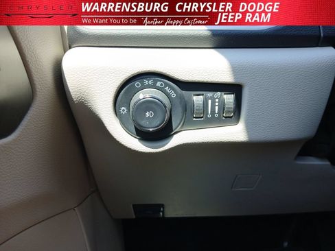 Used 2023 Chrysler Pacifica Touring-L FWD image 30