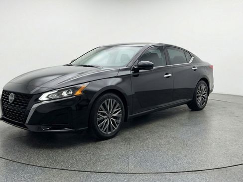 Used 2025 Nissan Altima 2.5 SV image 3
