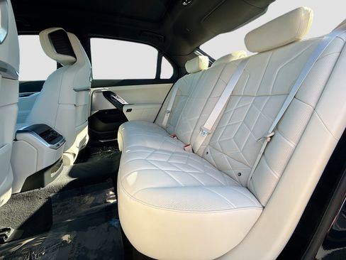 New 2026 BMW 750e xDrive image 21