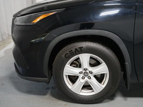 Used 2023 Toyota Highlander L FWD image 5