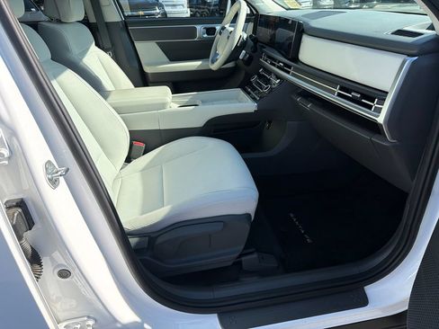 Used 2025 Hyundai Santa Fe SE w/ Tow & Go Package FWD image 13