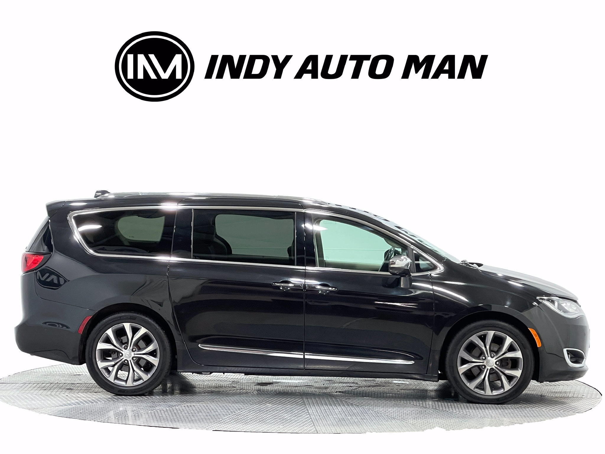 Used 2018 Chrysler Pacifica Limited w/ Tire & Wheel Group FWD image 3