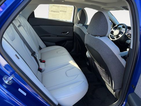 New 2025 Hyundai Elantra Limited image 18