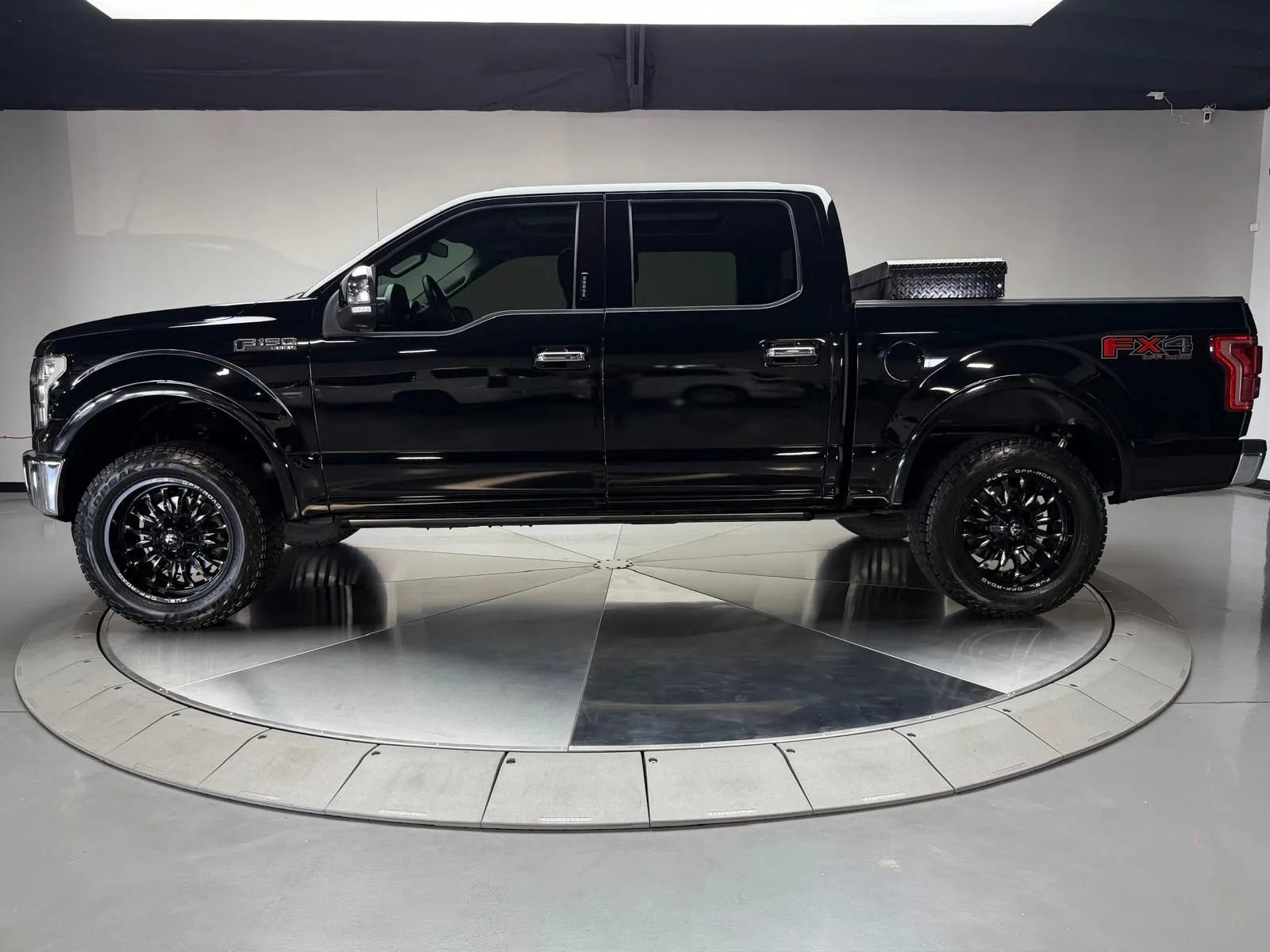 Used 2016 Ford F150 Lariat w/ Equipment Group 502A Luxury AWD/4WD image 4