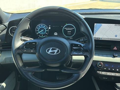 Used 2025 Hyundai Elantra Limited image 23
