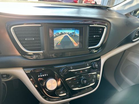 Used 2021 Chrysler Voyager L image 16