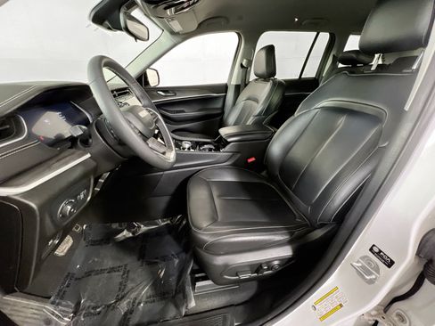 Used 2023 Jeep Grand Cherokee Limited AWD/4WD image 22