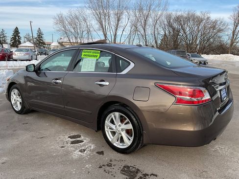 Used 2015 Nissan Altima 2.5 SV w/ Convenience Package image 4