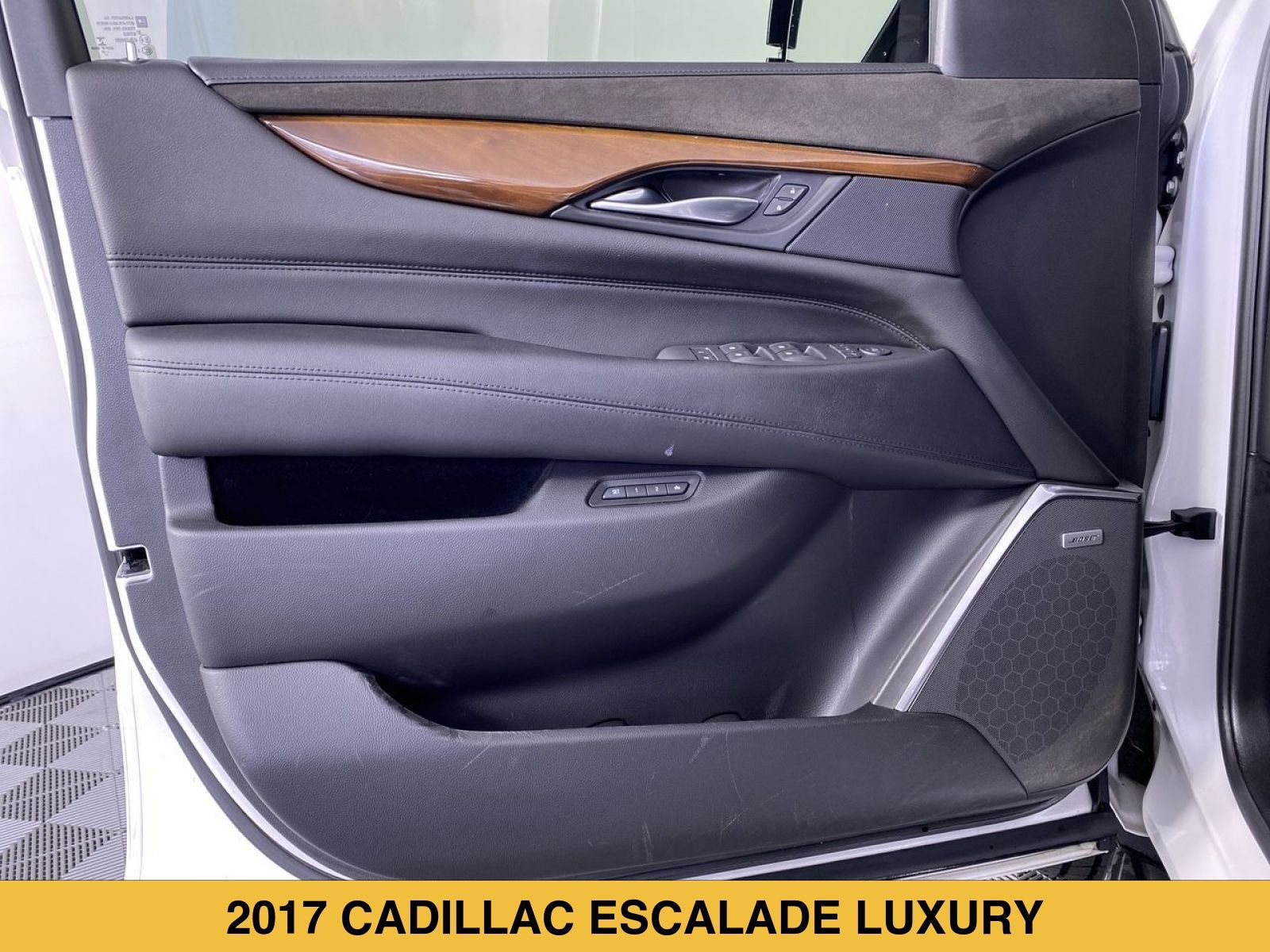 Used 2017 Cadillac Escalade Luxury AWD/4WD image 13