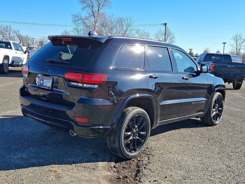 Used 2019 Jeep Grand Cherokee Altitude image 12