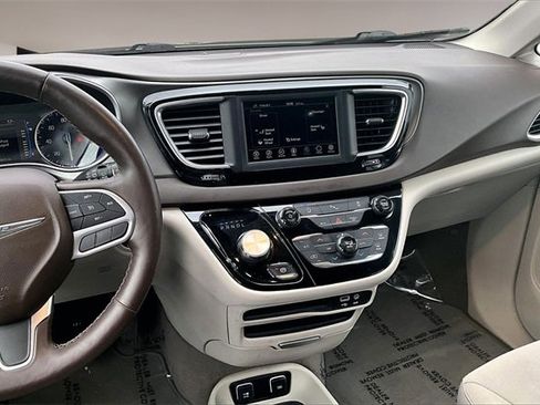 Used 2019 Chrysler Pacifica Touring Plus w/ Tire & Wheel Group image 9