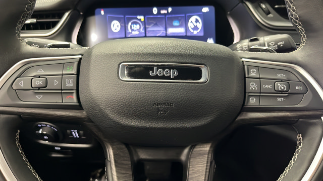 Used 2024 Jeep Grand Cherokee L Limited w/ Black Appearance Package AWD/4WD image 16