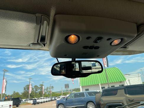 Used 2005 HUMMER H2 SUT w/ Preferred Equipment Group AWD/4WD image 18