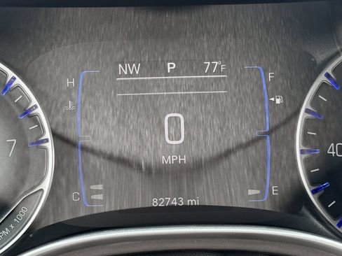 Used 2018 Chrysler Pacifica Touring-L FWD image 17