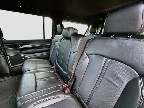 Used 2024 Jeep Wagoneer L Series II w/ Flexible Seating Group AWD/4WD image 11