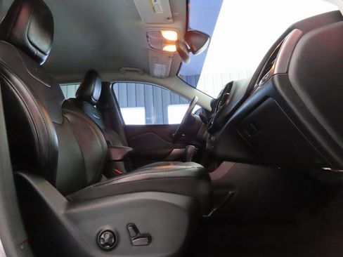 Used 2020 Jeep Cherokee Limited image 11