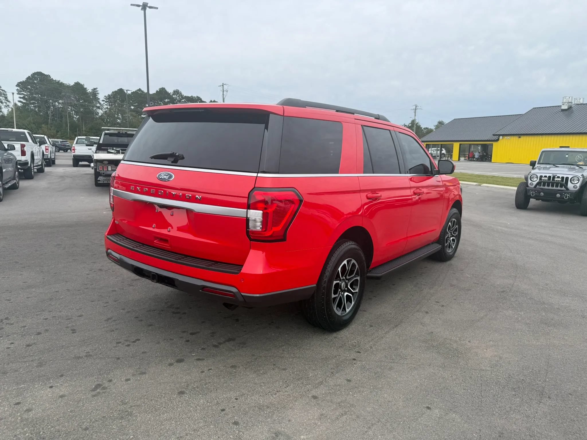 Used 2023 Ford Expedition XLT AWD/4WD image 4