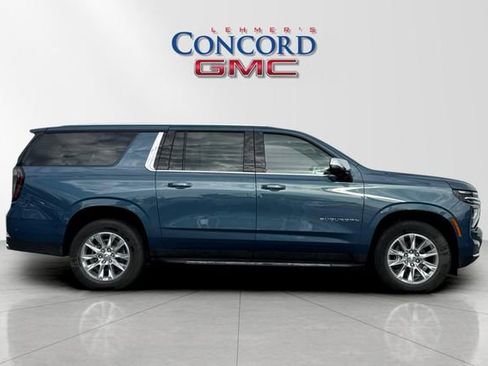 Used 2025 Chevrolet Suburban Premier image 3