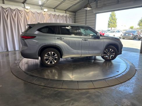 Used 2020 Toyota Highlander XLE FWD image 4
