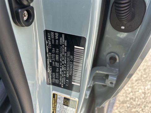 New 2025 Hyundai Venue Limited image 32