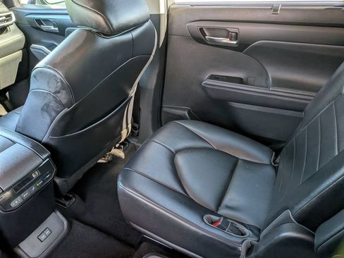 Used 2022 Toyota Highlander XLE FWD image 29