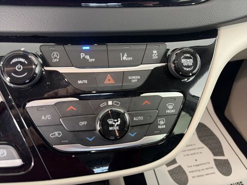 Used 2024 Chrysler Pacifica Touring-L image 23