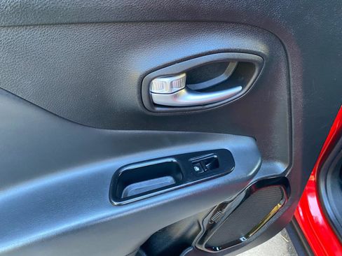 Used 2018 Jeep Renegade Altitude w/ Popular Equipment Group image 31