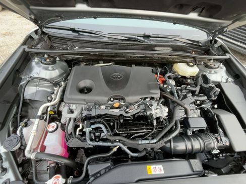 Used 2025 Toyota Camry SE image 3