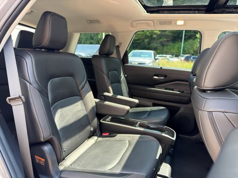 Used 2025 Nissan Pathfinder SL w/ SL Premium Package FWD image 20